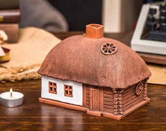 陶器のキャンドルハウス。ドイツの家。陶器の家のティーライト。陶器の