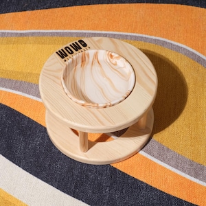 Erhöhte hölzerne Katzenschüssel mit keramischem Teller, erhöhter Haustier-Fetterer für Katzen, minimalistische moderne Futterstation, stilvolles Geschenk für Katzenliebhaber