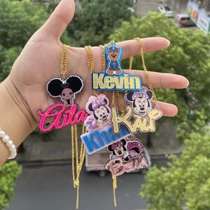 Aangepaste stripfiguur naamketting, gepersonaliseerd kindercadeau, kindernaambordketting, verjaardagscadeau, acrylketting