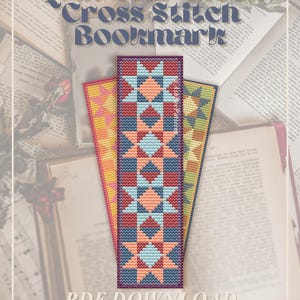 Peut inclure: Trois marque-pages en point de croix avec un motif de bloc d'étoiles de courtepointe. Le marque-page central est violet foncé avec un motif d'étoiles et de diamants bleus, rouges et pêche. Les deux autres marque-pages sont jaunes et verts avec des motifs similaires. Le texte sur l'image indique "Quilt Star Block Cross Stitch Bookmark" et "PDF DOWNLOAD".
