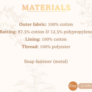 Puede incluir: Gr&aacute;fico color crema con la palabra "MATERIALES" en letras doradas. La imagen enumera los materiales utilizados: tejido exterior (100% algod&oacute;n), guata (87,5% algod&oacute;n y 12,5% polipropileno), forro (100% algod&oacute;n), hilo (100% poli&eacute;ster) y un cierre a presi&oacute;n met&aacute;lico. Etsy @AshBeePatterns.