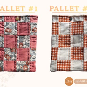 Puede incluir: Dos fundas de tela acolchada. Una presenta un dise&ntilde;o de patchwork con cuadrados rosas, florales y grises. La otra tiene un estampado de cuadros vichy blanco y naranja. Ambas tienen cierre de bot&oacute;n y el texto "PALLET #1" y "PALLET #2".