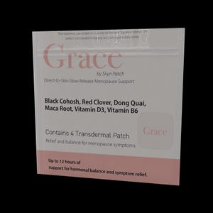 Puede incluir: Un paquete blanco con la palabra "Grace" en rosa, de Skyn Patch. El paquete contiene 4 parches transdérmicos para el alivio de los síntomas de la menopausia. Los ingredientes incluyen Cohosh negro, trébol rojo y vitamina D3. Proporciona hasta 12 horas de apoyo.