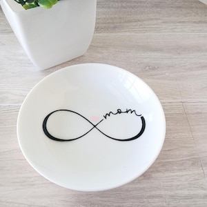 Personalized MOM Infinity Jewelry Dish, Engagement Ring, Mother&#39;s Day Gift for Her, Trinket Dish, Gift for Mom, Ring Dish.