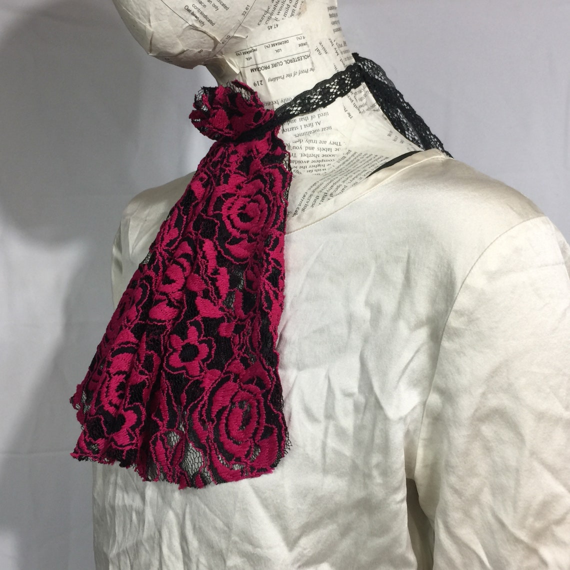Goth Jabot neck tie vamp lace collar black and magenta Etsy.de