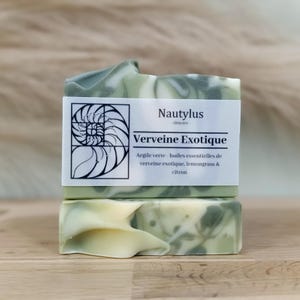 Puede incluir: Dos barras de jabón verde y blanco con un rótulo que dice "Nautylus Slosacare Verveine Exotique Argile verte - huiles essentielles de verveine exotique, lemongrass & citron"