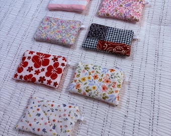Mini llavero acolchado de mano: bolso de algodón con cremallera hecho a mano