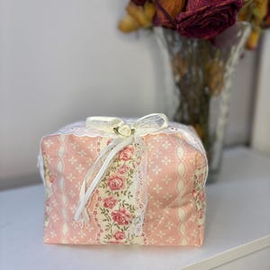Quilted Floral Makeup Bag – Handmade Cosmetic Pouch, Aesthetic Travel Bag, Cotton Toiletry Case, Small Gift.