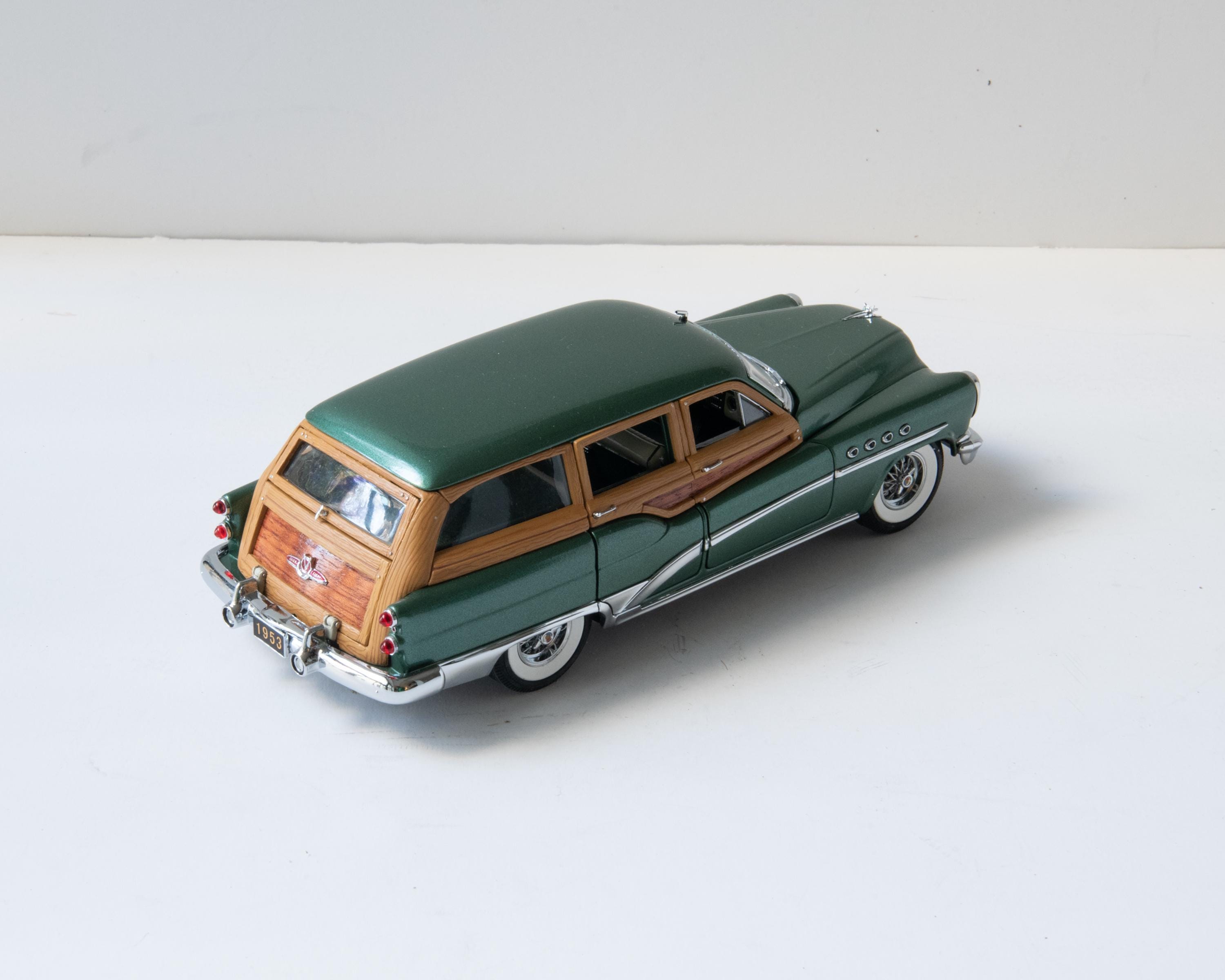 Danbury Mint 1:24 – 1953 Buick Roadmaster Estate Wagon (green