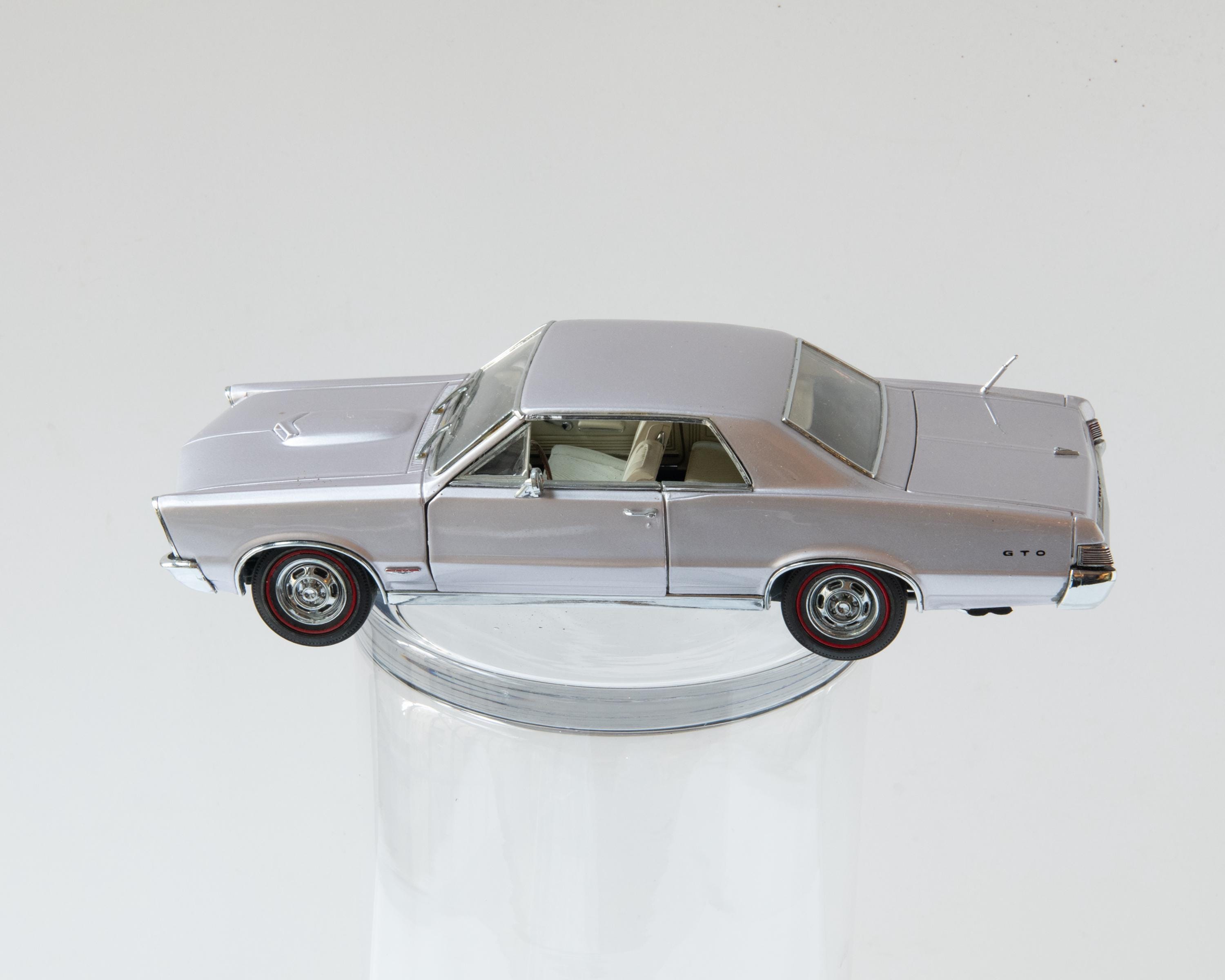 Danbury Mint 1:24 – 1965 Pontiac GTO Diecast Model Car (purple