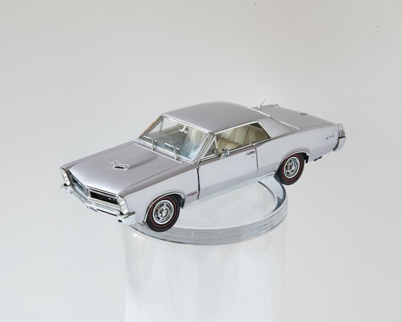 Danbury Mint 1:24 – 1965 Pontiac GTO Diecast Model Car (purple