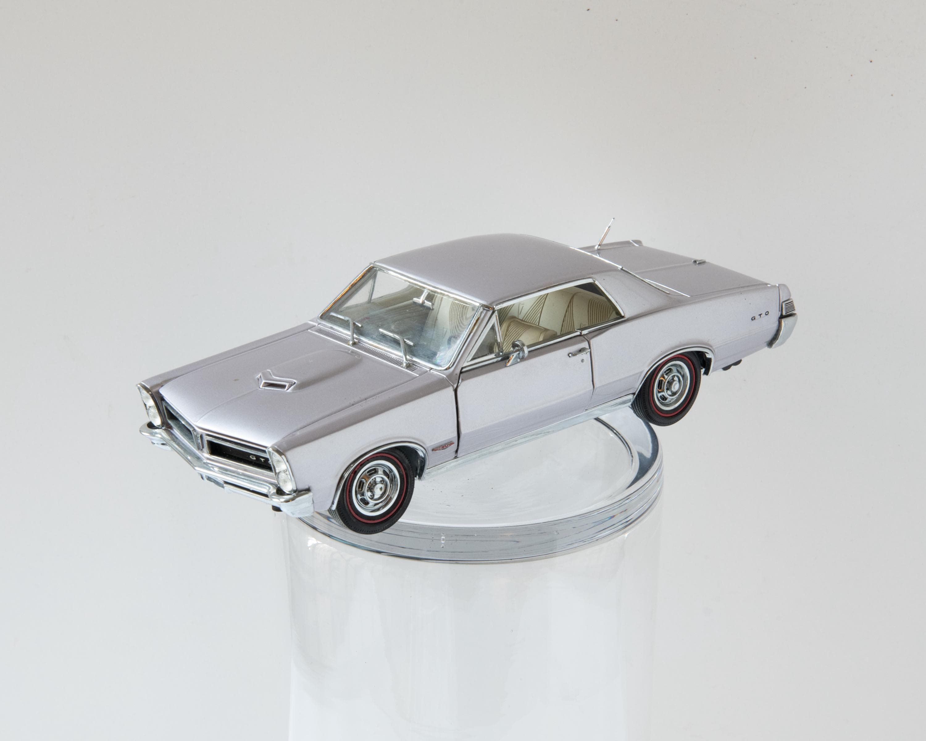 Danbury Mint 1:24 – 1965 Pontiac GTO Diecast Model Car (purple
