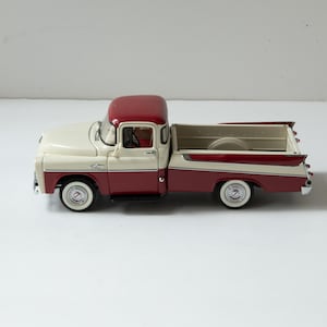 Danbury Mint 1:24 – 1957 Dodge Sweptside D100 Pickup Truck (Mint Condition, Slightly Dusty)