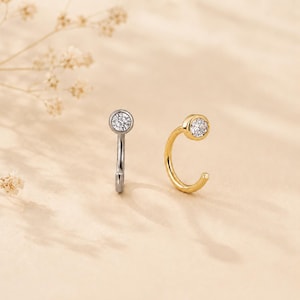 18G titan liten CZ öppen Huggie Hoop • Huggie örhängen • Minimalistiska öppna ringar • Daith Conch Helix brosk