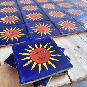 100 Stück mexikanische Talavera-Fliesen, authentische handbemalte Fliesen, 4x4 Talavera-Fliesen, strahlendes Sonnendesign mit blauem Hintergrund