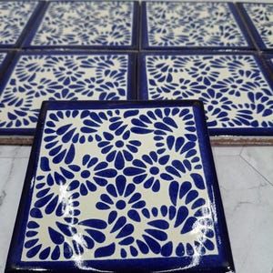50 Stück mexikanische Talavera-Fliesen, authentische handbemalte Talavera-Fliesen, 4x4, blaues Blumendesign mit Brise auf weißem Hintergrund