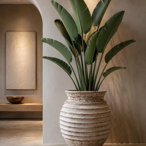 Großer, handgefertigter Tontopf, organische, moderne Bodenvase, rustikale Wabi-Sabi-Dekoration, skulpturaler Zimmertopf, kunstvolles Wohnaccessoire