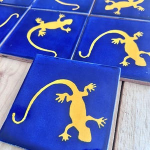 100 Stück mexikanische Talavera-Fliesen, authentische handbemalte Talavera-Fliesen, 4 x 4, gelbes Gecko-Eidechsen-Design auf blauem Hintergrund