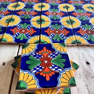 50 Stück mexikanische Talavera-Fliesen, authentische handbemalte Talavera-Fliesen, 4 x 4, Sonnenblumen-Design auf gelber Farbe auf blauem Hintergrund
