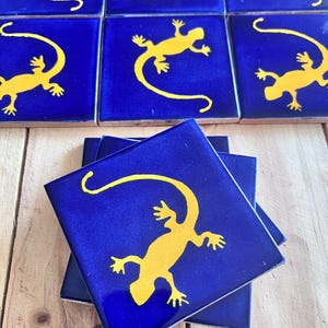 50 Stück mexikanische Talavera-Fliesen, authentische handbemalte Talavera-Fliesen, 4 x 4, gelbes Gecko-Eidechsen-Design auf blauem Hintergrund