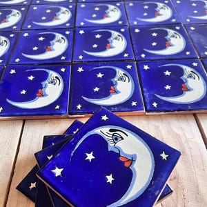 100 Stück mexikanische Talavera-Fliesen, authentische handbemalte Fliesen, 4x4 Talavera, weißes Monddesign mit Sternen auf blauem Hintergrund