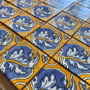 50 Stück mexikanische Talavera-Fliesen, authentische handbemalte Fliesen, 4x4 Talavera, blaues Drachenschwanz-Design auf gelbem Hintergrund