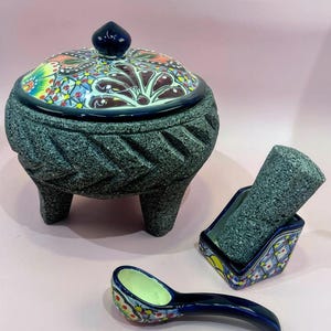 Mexicaanse Molcajete 8” – Vulkanische stenen vijzel en stamper met Talavera deksel – Handgemaakt keukencadeau