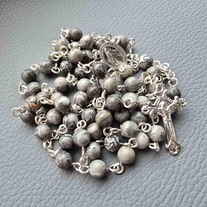 Silberner natürlicher Kartenstein-Rosenkranz - Traditionelles katholisches Geschenk, Sterlingsilber, handgefertigte Fünf Jahrzehnte Edelstein-Rosenkranzperlen.