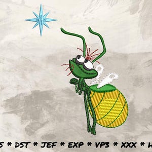 Może przedstawiać: Haftowany wzór przedstawiający kreskówkową świetlik z żółto-zielonym korpusem, zieloną głową i białymi skrzydłami, patrzącą na niebieską gwiazdę. Wzór znajduje się na jasnoszarym tle.