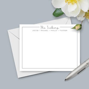 K&ouml;nnte beinhalten: Wei&szlig;e Briefpapier mit schwarzem Rand und dem Text "The Tuckers" in Kursivschrift. Unter dem Namen steht "Jacob | Rachel | Molly | Tucker".