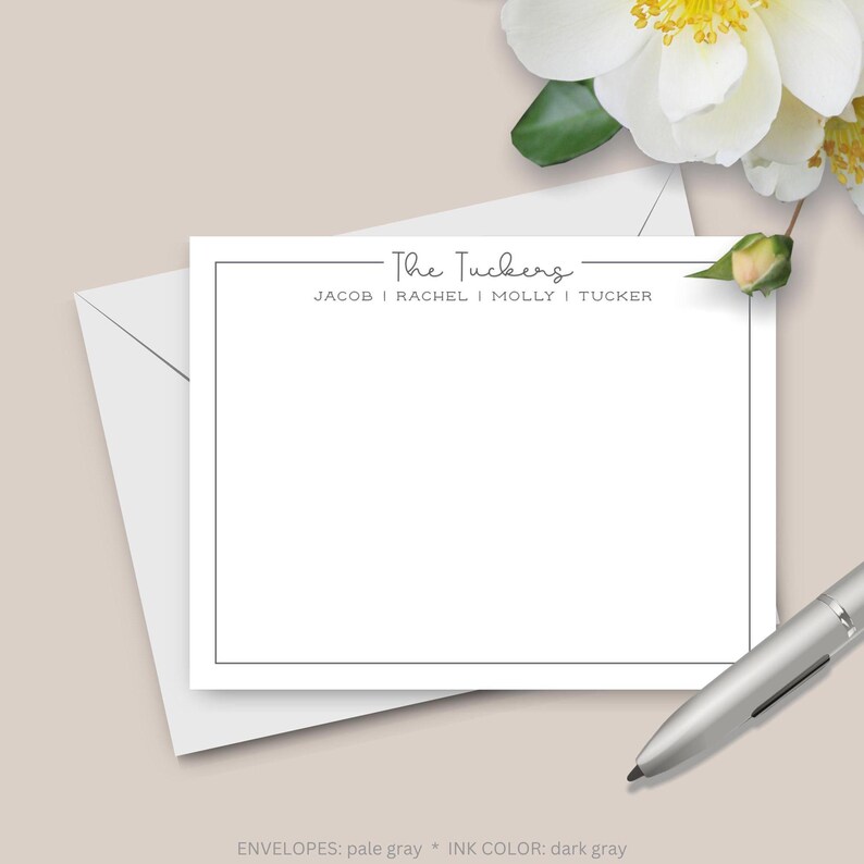 K&ouml;nnte beinhalten: Eine wei&szlig;e Karte mit schwarzem Rand und dem Text "The Tuckers" in Kursivschrift. Unter dem Namen steht "Jacob | Rachel | Molly | Tucker". Der Text "ENVELOPES: hellgrau * INK COLOR: dunkelgrau" befindet sich am unteren Rand der Karte.