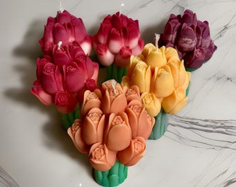 Vela artesanal com buquê de tulipas: Vela decorativa floral de cera de soja