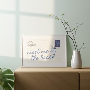 Treff mich am Strand Trendy Postkarte, Küstenwandkunst, blaue Typografie-Kunst, Strandhaus-ästhetisches Dekor, Sommerkunst, Digitaldruck