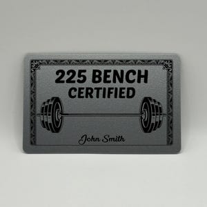 Benutzerdefinierte Kunststoff-Gym Bench Press zertifizierte Karte, 225 Bench Zertifizierter Preis für Ihre Brieftasche, personalisiertes Geschenk für Fitness-Studio-Freunde