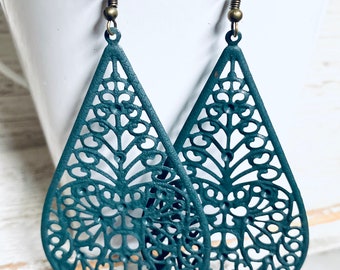 Pode incluir: Brincos em forma de lágrima azul turquesa com um delicado design de filigrana. Os brincos têm um estilo vintage e são feitos de metal.