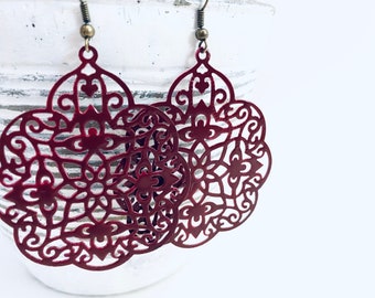 Donkerrode filigraanoorbellen, handbeschilderde oorbellen, bronzen filigraanoorbellen, oorbellen Boho oorbellen rustieke sieraden hangoorbellen