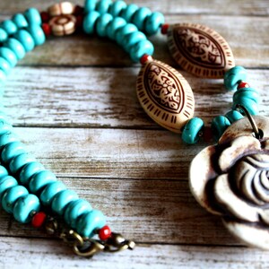 Colar de flores esculpidas e turquesa, colar de praia, colar de verão, joias boho
