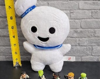 Peluche homme guimauve Stay Puft de Ghostbusters avec mini figurines – Ensemble de présentoir à collectionner pour le film