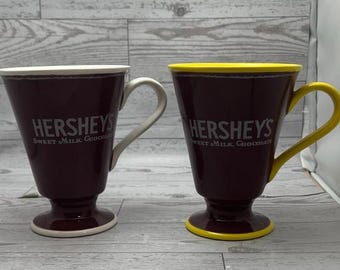Ensemble de tasses à café en chocolat au lait sucré Hershey's sur pied