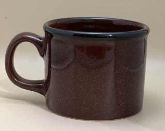 Tazza da caffè in gres marrone screziato: stile tavola calda anni '70