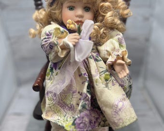 vintage poupée musicale en biscuit de porcelaine Dan Dee, robe en dentelle violette, chaise en bois, décoration cottagecore