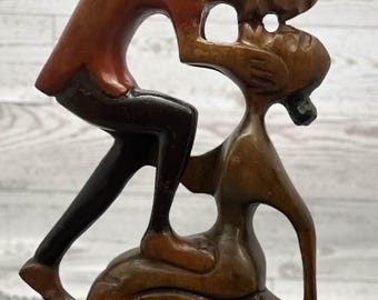 Sculpture en bois haïtienne vintage sculptée à la main - Statue d'amateurs d'art populaire de couple romantique