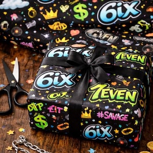 Pode incluir: Uma caixa de presente embrulhada com uma fita preta, com um fundo preto com texto e gráficos coloridos em estilo grafite. As palavras "Six" e "Seven" são proeminentes. Tesoura e uma corrente por perto.