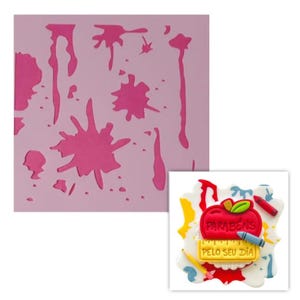 May include: Pink silicone mold with a design of paint splatters and drips. The mold is used for making cake decorations. A red apple with the text "PARABÉNS PELO SEU DIA" is shown on a cake decorated with the mold.