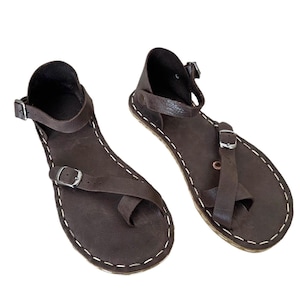 Sandales à anneau d'orteil pour femmes, sandales minimalistes, rivets en cuivre, sandales aux pieds nus, brun amer