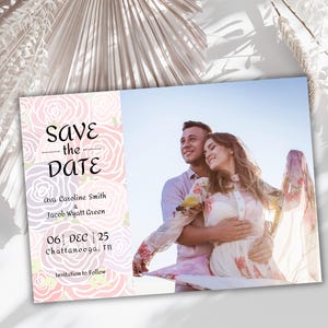 Tarjeta fotográfica con rosas pastel para guardar la fecha, plantilla editable de Canva de 5 x 7 pulgadas: anuncio de boda moderno para parejas recién comprometidas: lila rosa polvoriento