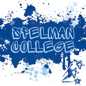 Puede incluir: Un diseño gráfico azul y blanco con el texto "Spelmen College" en una fuente en negrita y estilizada. El diseño está sobre un fondo de salpicaduras azul y blanco.