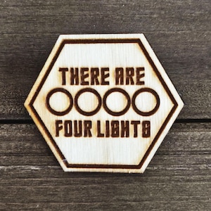 Hay cuatro luces - Insignia de madera grabada con láser Ren Faire