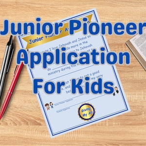 Puede incluir: Un formulario de solicitud azul y blanco para Pioneros Juniors. El formulario tiene el texto "Junior Pioneer Application For Kids" en letras azules grandes. El formulario también tiene un sello dorado con el texto "Giving My All".