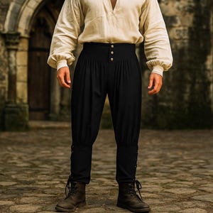 K&ouml;nnte beinhalten: Schwarze Hose mit hohem Bund, drei goldenen Kn&ouml;pfen und passendem schwarzem B&uuml;ndchen. Die Hose wird mit einem cremefarbenen Langarmhemd mit V-Ausschnitt kombiniert. Das Outfit wird durch braune Schn&uuml;rstiefel erg&auml;nzt.